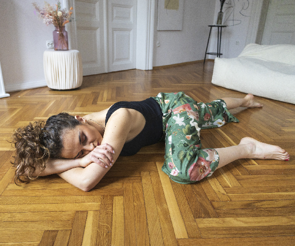 Kobieta leżąca na podłodze